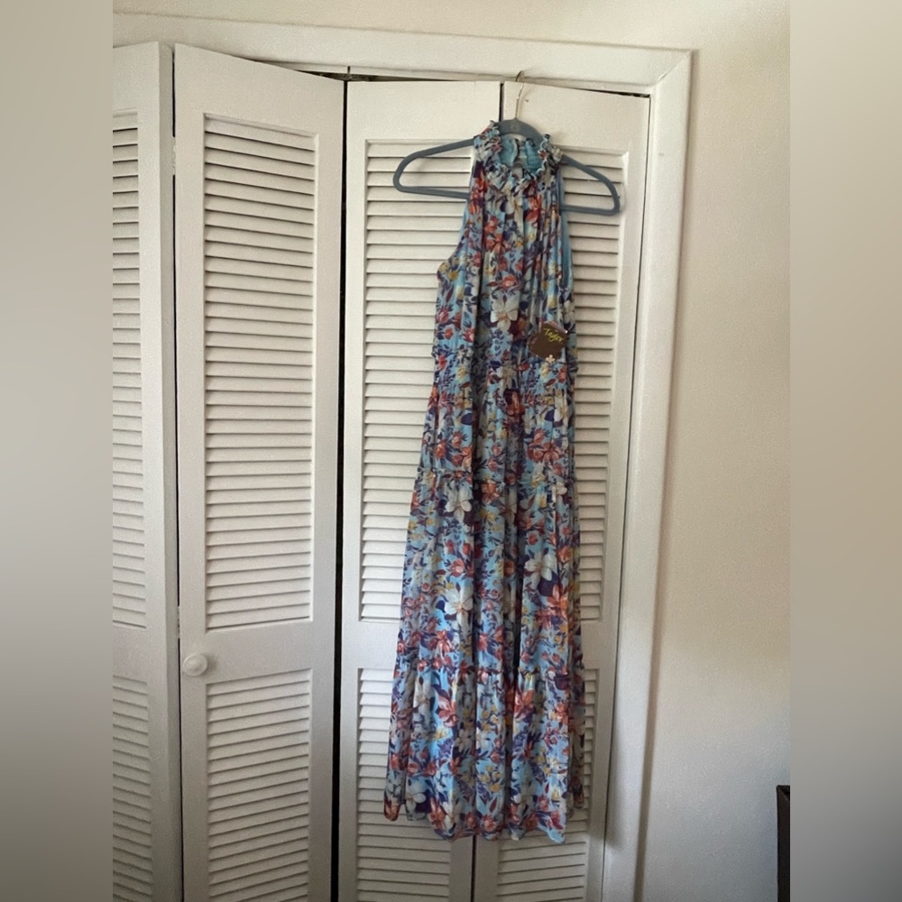 Beautiful maxi dress with wide elastic waist bodice.